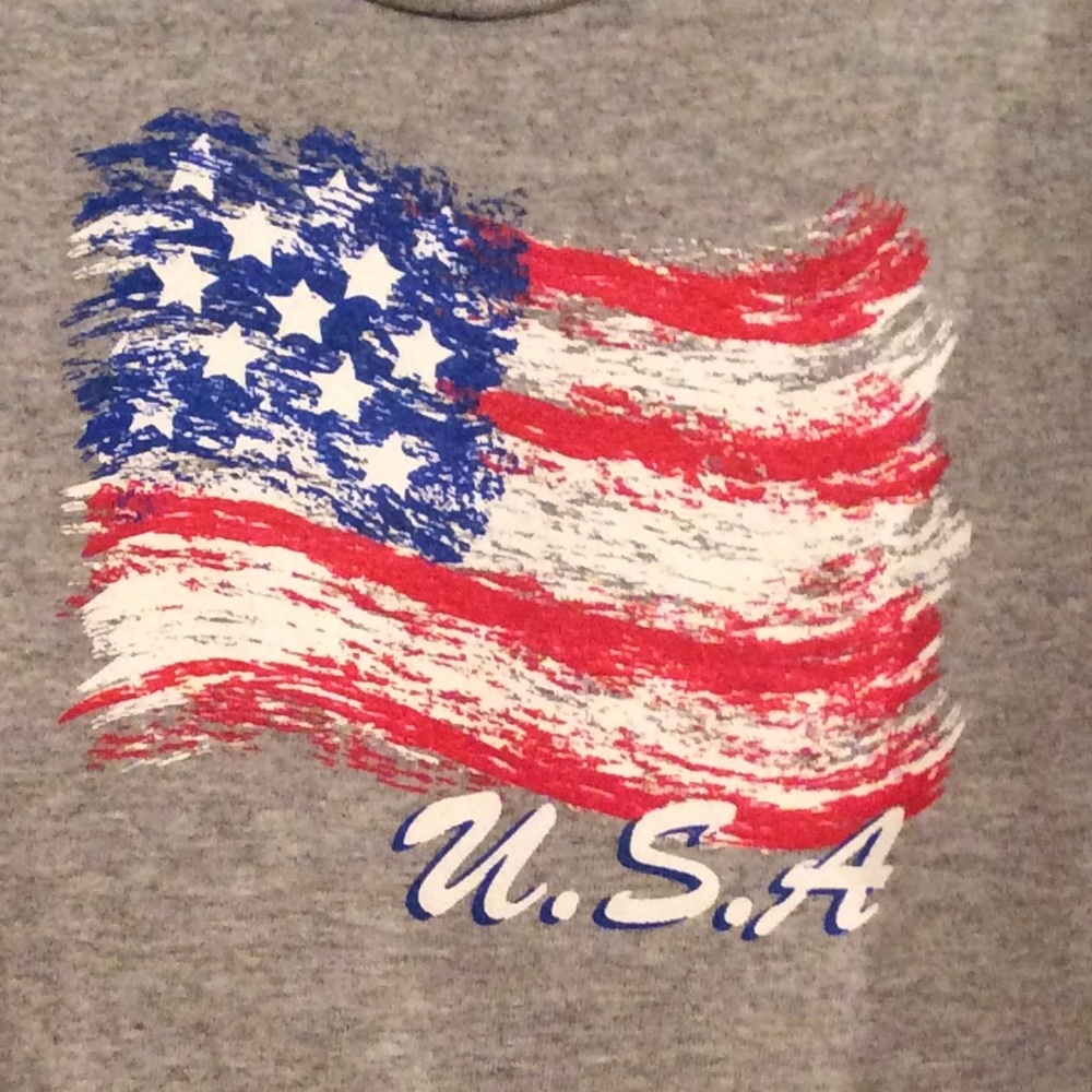 🇺🇸 Gray youth tee with USA and flag, NWT.